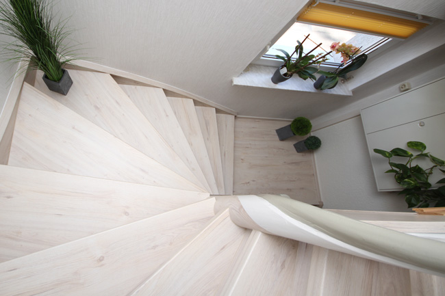 Beispiel einer sanierten Treppe mit dem Hafa - Treppenrenovierungssystem in wei&szlig;em Nussbaum Laminat